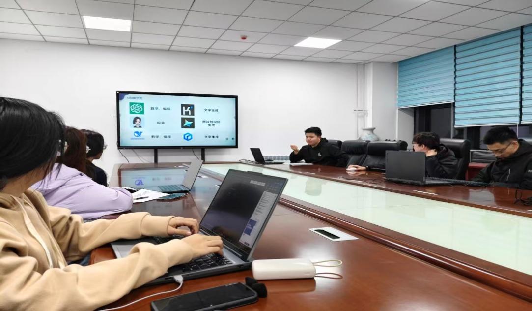 提升數(shù)字素養(yǎng)，賦能職業(yè)未來——機械工程學院就業(yè)委員會開展辦公技能與AI應(yīng)用專項培訓